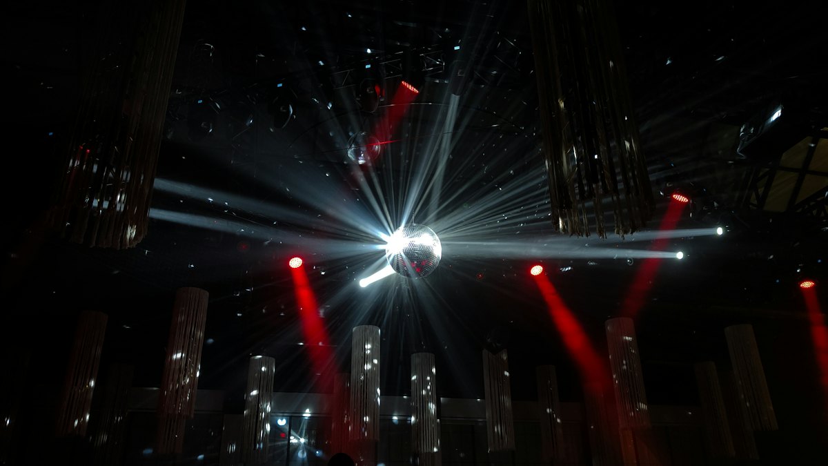 Palla da discoteca e fasci di luce in un club