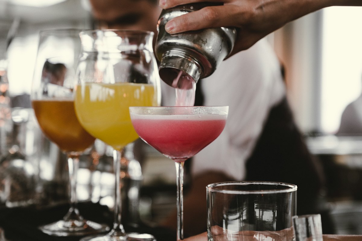 Cocktail versati dallo shaker su un bancone